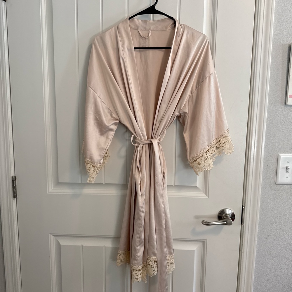 Sioro Women’s Cream Silk Robe with Lace Trim